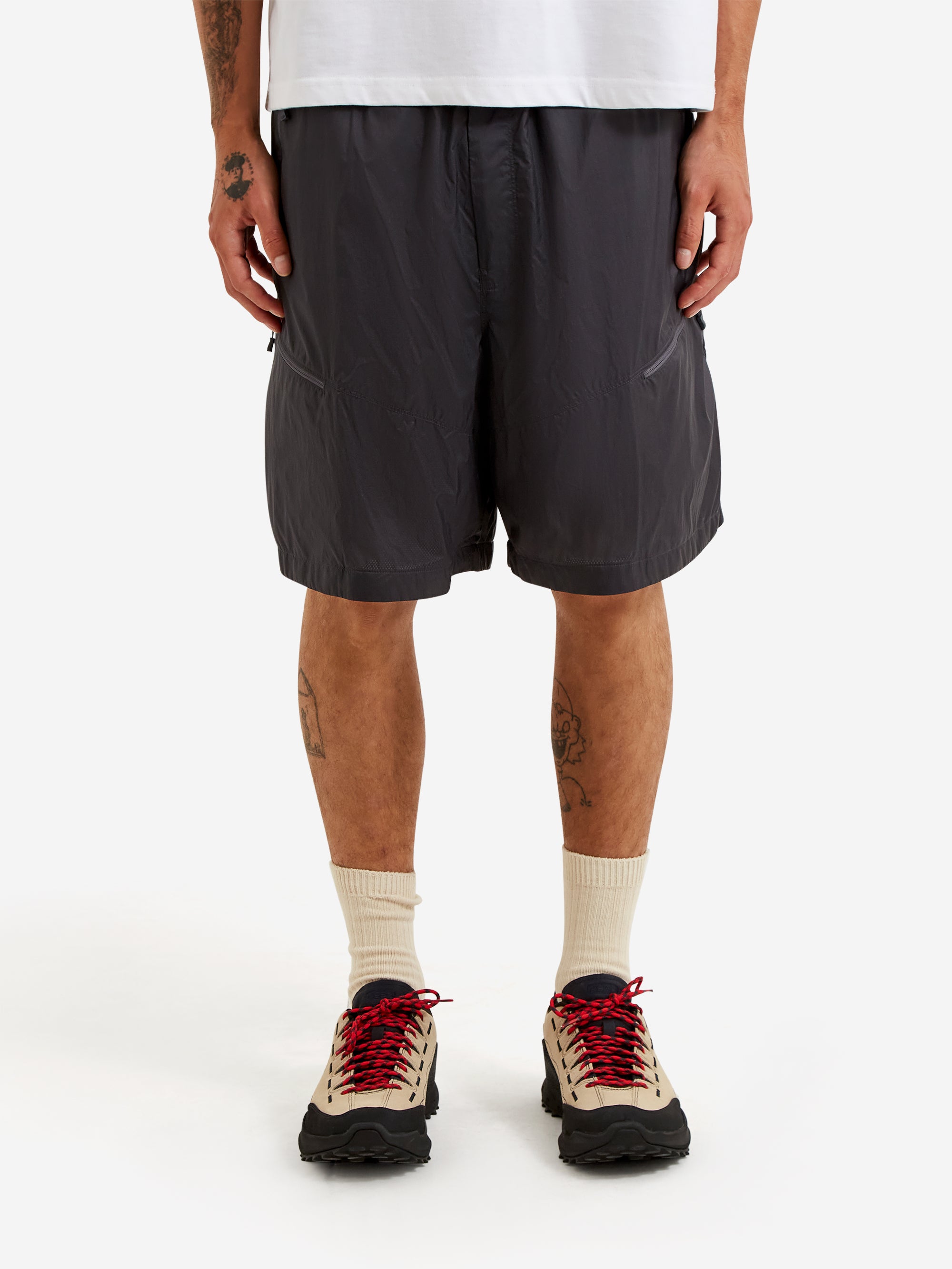 さつきDAIWAPIER39 TECH WIND SHELL SHORTS Daiwa Pier39 Tech Wind Shell Shorts - Charcoal – Goodhood