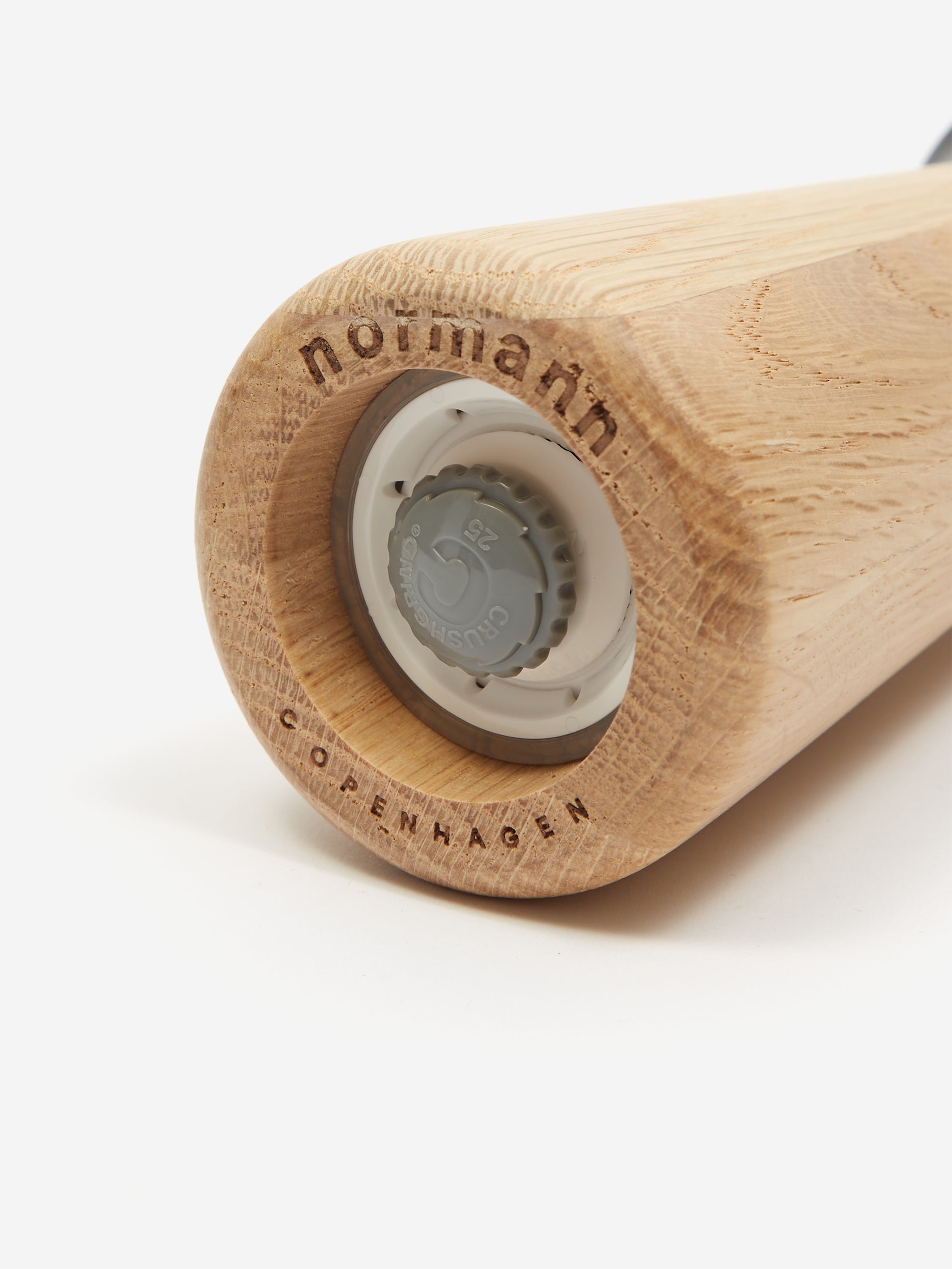 http://goodhoodstore.com/cdn/shop/files/NORMANN-COPENHAGEN-CRAFT-PEPPER-MILL-SMALL---OAKBLACK_AW23_GOODHOOD_-2.jpg?v=1693390252