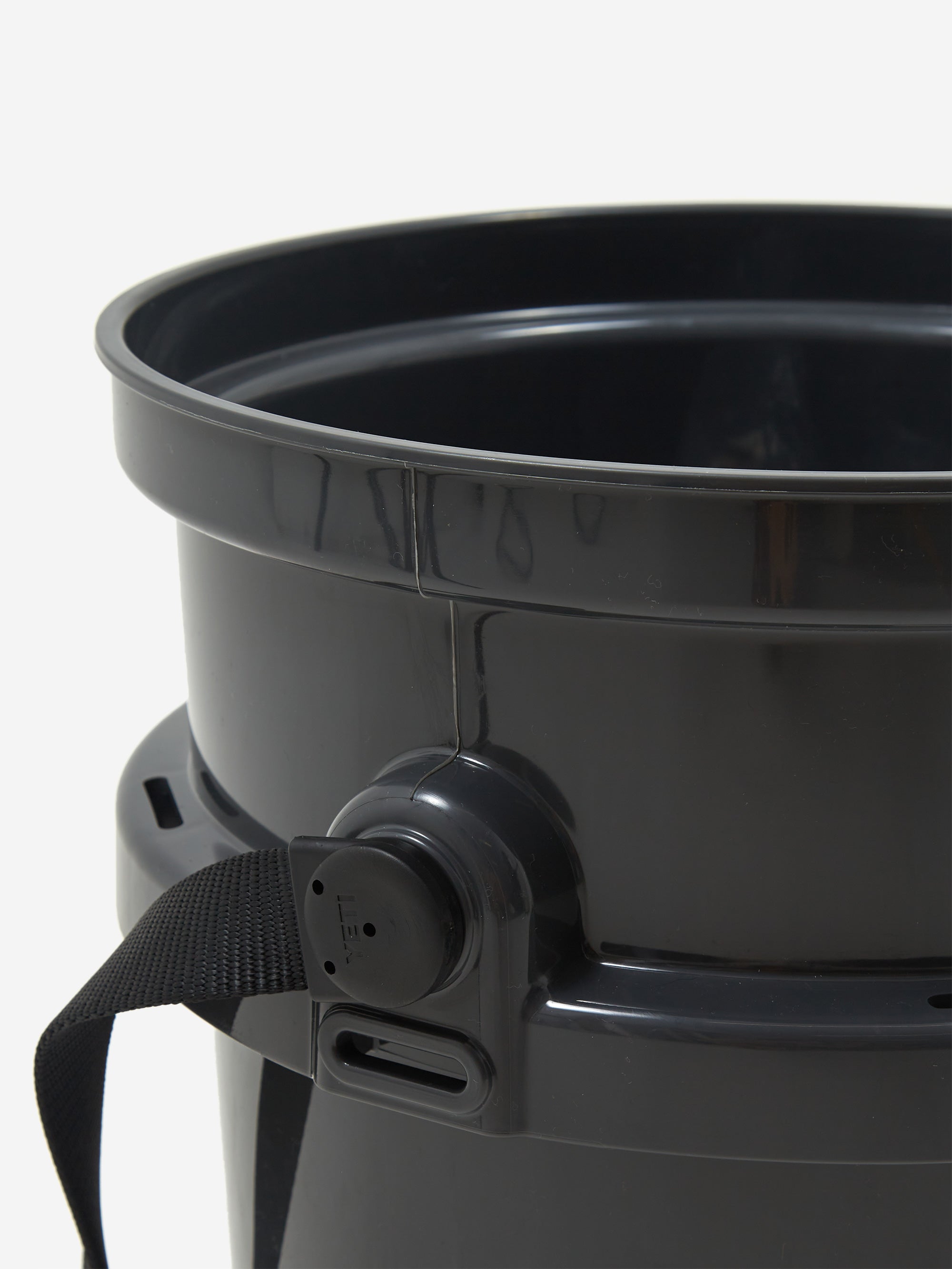 YETI Loadout Bucket - Charcoal – Goodhood